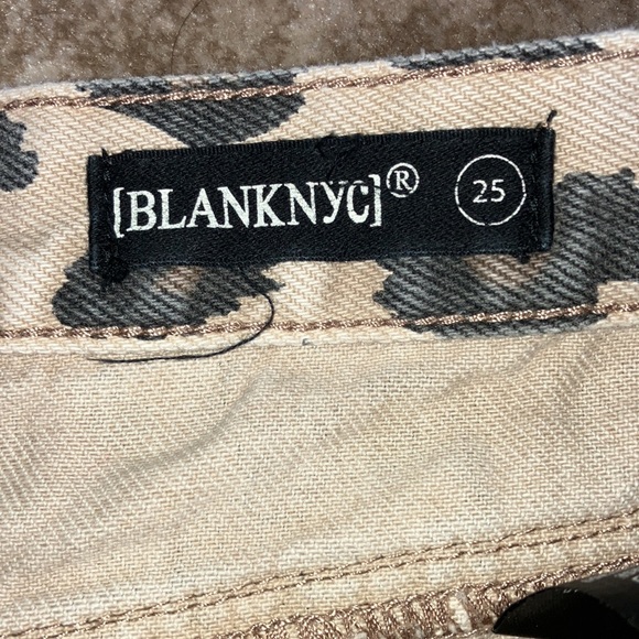 Women’s BlankNYC Leopard Cut Off Shorts size 25 - Picture 3 of 4